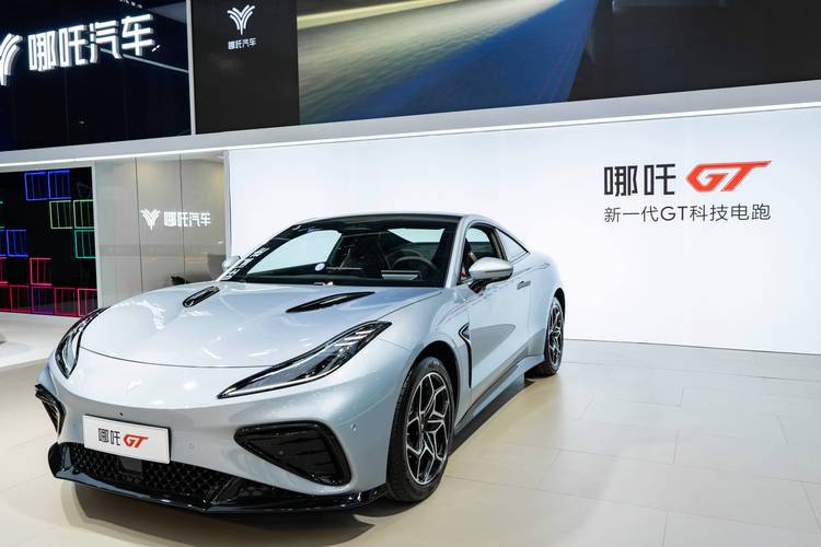 深圳337哪吒汽车在智能汽车领域的表现，领途汽车在新能源汽车市场中的影响力